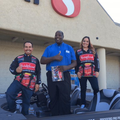 Joe 038 Rachel Uribe Safeway manager thumbs up Havasu